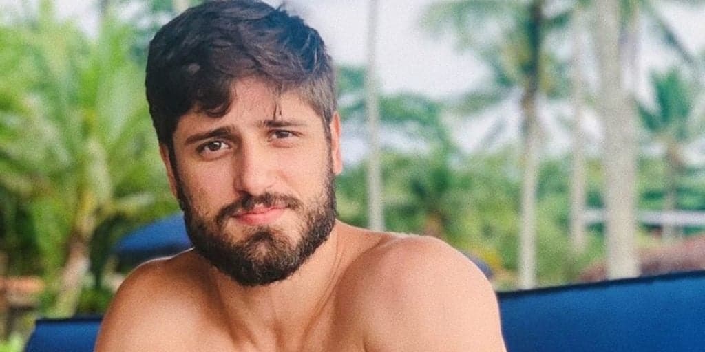 Daniel Rocha, galã da novela “Império”, surge deitado com rapaz e revela romance gay: “Tenha coragem de ser feliz”