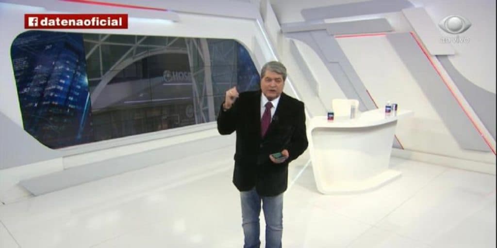 Datena interrompe programa, liga para Faustão e mostra imagens do hospital do apresentador: "É uma pena"