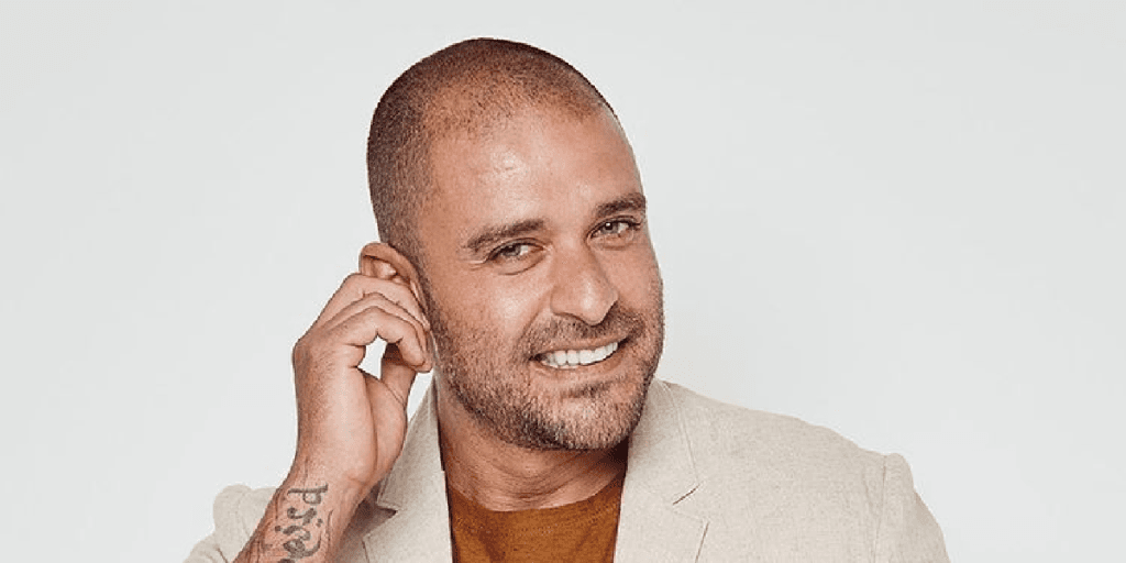 Após surgir abraçado com rapaz, Diogo Nogueira assume verdade: "Ser feliz é uma escolha de quem não tem medo"