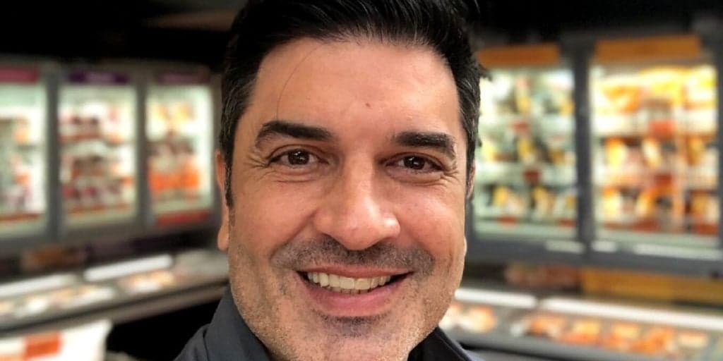 "Muito especial", Edu Guedes interrompe programa, declara amor por rapaz ao vivo e assume na Band: "Tem anos"