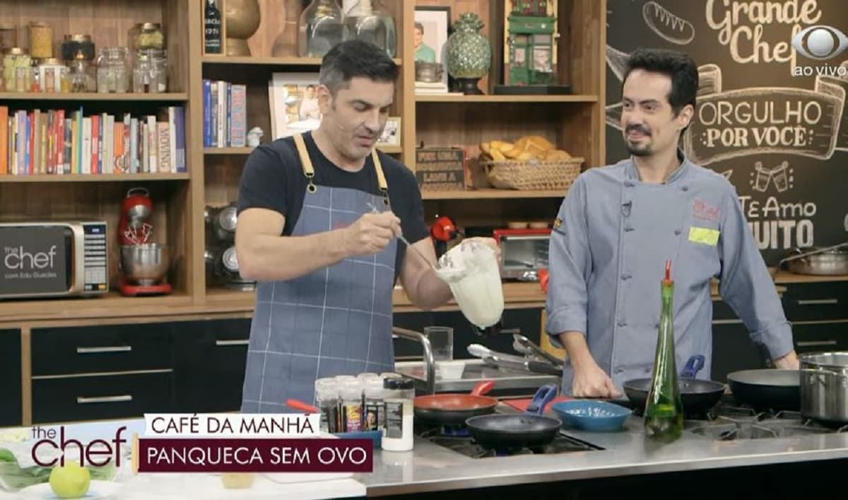 Edu Guedes no programa The Chef junto com assistente fazendo café da manhã (Reprodução)