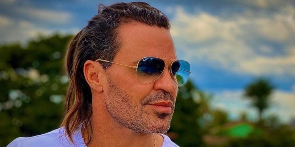 Eduardo Costa mostra depilação íntima em parte do corpo (Foto: Reprodução)