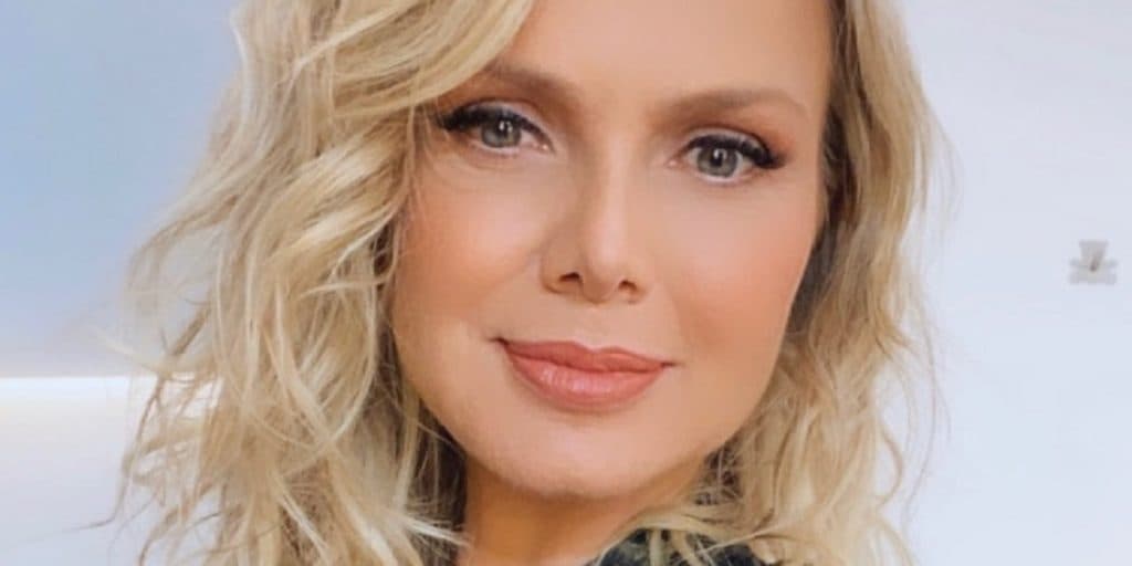 Fora do SBT, Eliana, de biquíni, exibe corpo sarado e chama atenção com parte íntima: "carnudinha"