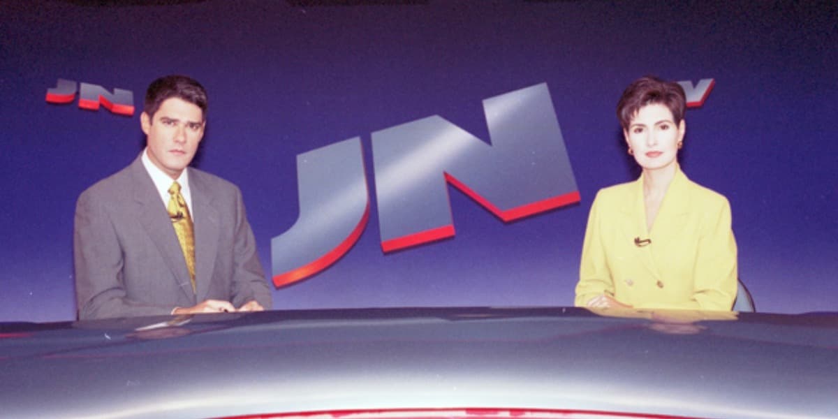 William Bonner e Fátima Bernardes no "Jornal Nacional" de 1998 (Foto: Divulgação/TV Globo)