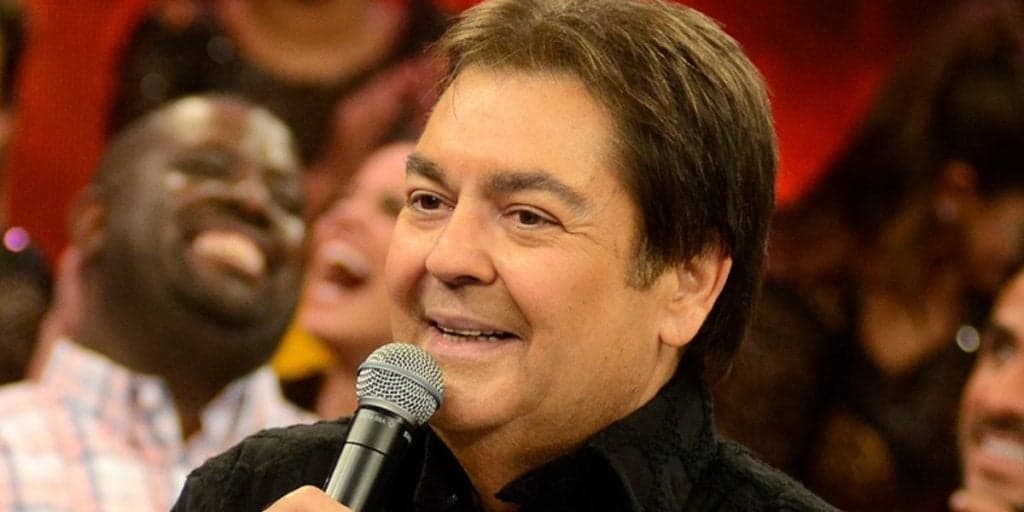 Faustão tem 'irmã' gêmea descoberta após morte da mãe e foto chocante acaba sendo exposta: "São iguaizinhos"