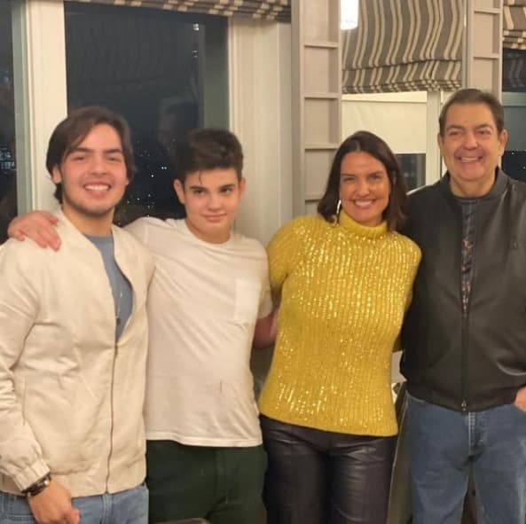O ex-apresentador da Globo ao lado da família (Foto: Reprodução)
