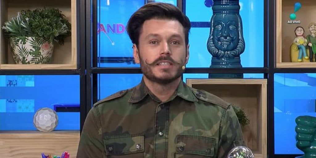 Franklin David, ex-apresentador do TV Fama, sai do armário e expõe romance com bonitão: "Abertos pro mundo''