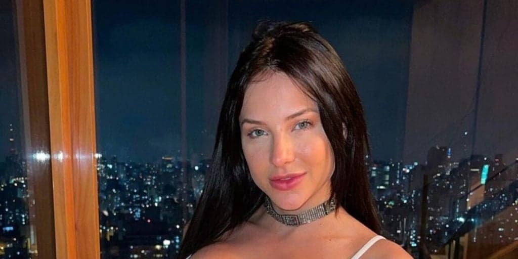 Gabi Martins se ajoelha, empina o bumbum com calcinha enfiada e exibe mais do que devia em foto: "Gostosa"