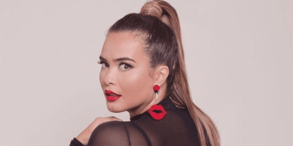 Geisy Arruda abre as pernas e mostra parte íntima dividida por calcinha de ferro: "Deliciosa"
