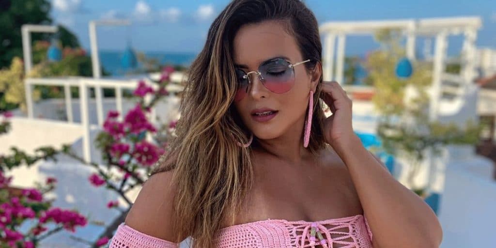 Geisy Arruda tira calcinha, deixa parte frontal à mostra e caminho da felicidade enlouquece: "Amo uma chantagem"