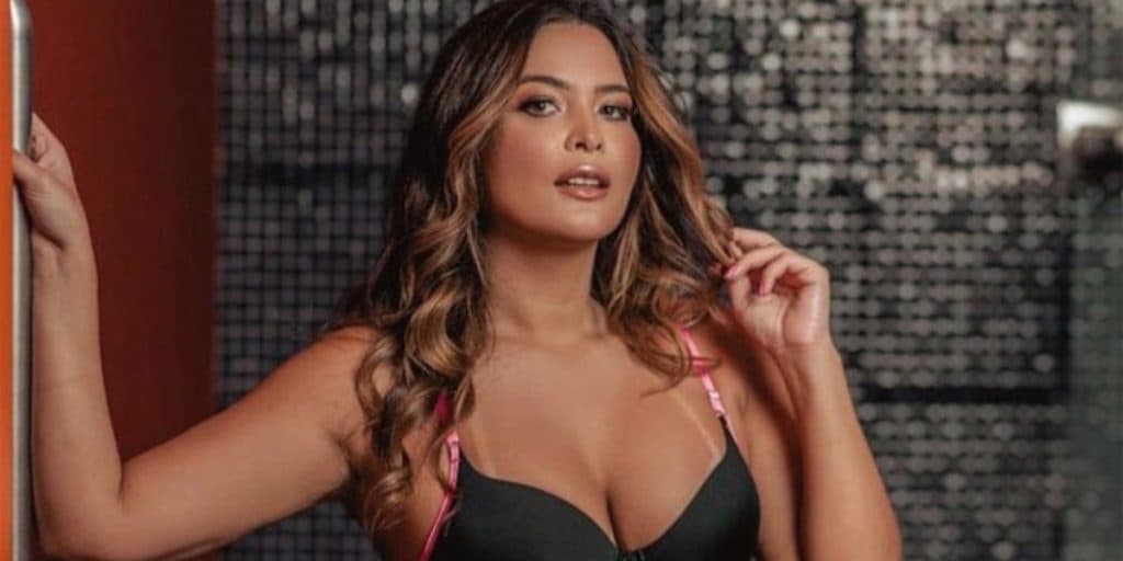 Geisy Arruda surge com lingerie justíssima e divide parte íntima ao meio: "Separou a dupla sertaneja"