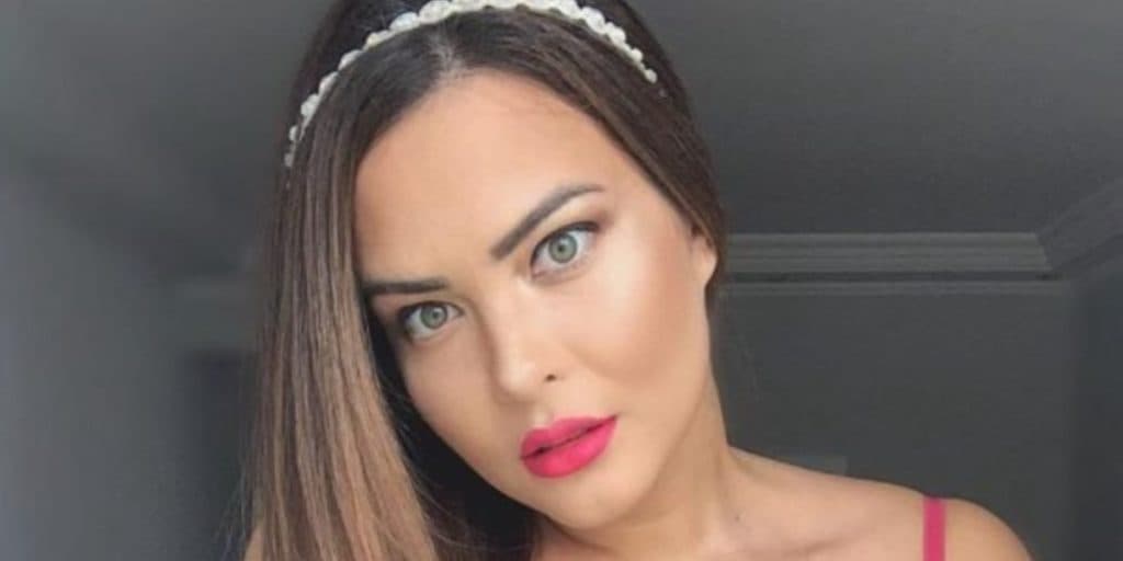 Geisy Arruda vira de costas, atola fio-dental e escandaliza com zoom em parte gigante molhadinha: "Passando mal"