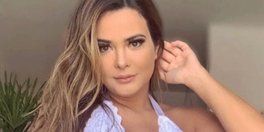 Geisy Arruda fica de quatro, tira a calcinha e surge molhadinha com tudo de fora: "Escorrendo"