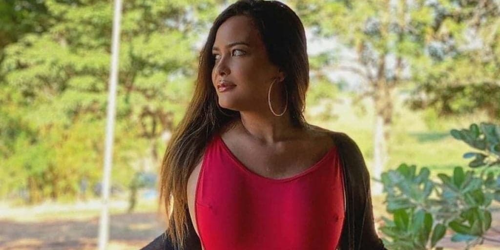 Geisy Arruda puxa a calcinha como nunca, escandaliza e deixa parte íntima de fora: "Que pepeca"