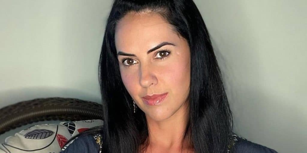 Graciele Lacerda, com calcinha enfiada no talo, se descuida e deixa parte íntima escapar: "Gostosa"