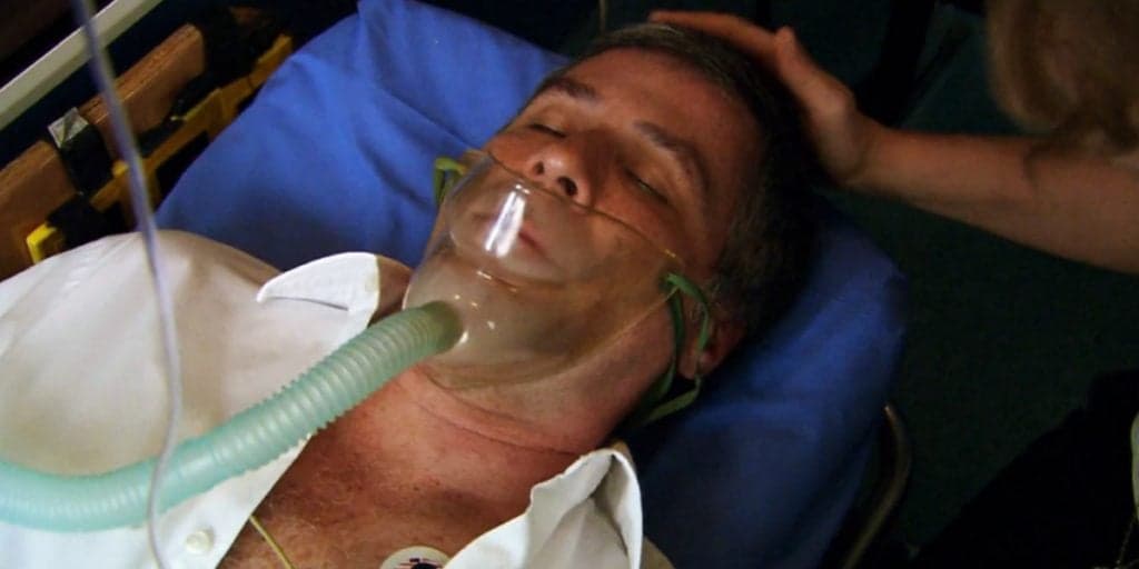 Ti-Ti-Ti: Gustavo recebe trágica notícia, toma golpe e vai parar em hospital