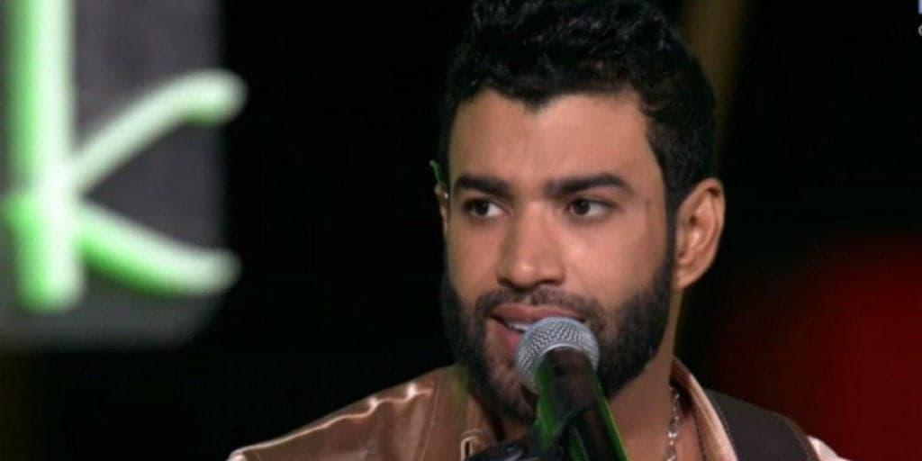 Gusttavo Lima surge com calça tinindo, mala gigante fica marcada e volume explode: "Delícia"