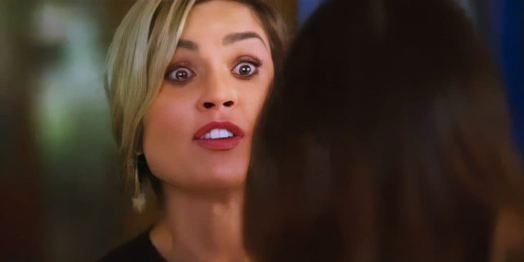 Salve-se Quem Puder - Helena, envenenada, vira uma fera e ataca a própria filha, Luna é humilhada e jogada na sarjeta: "Falsa"