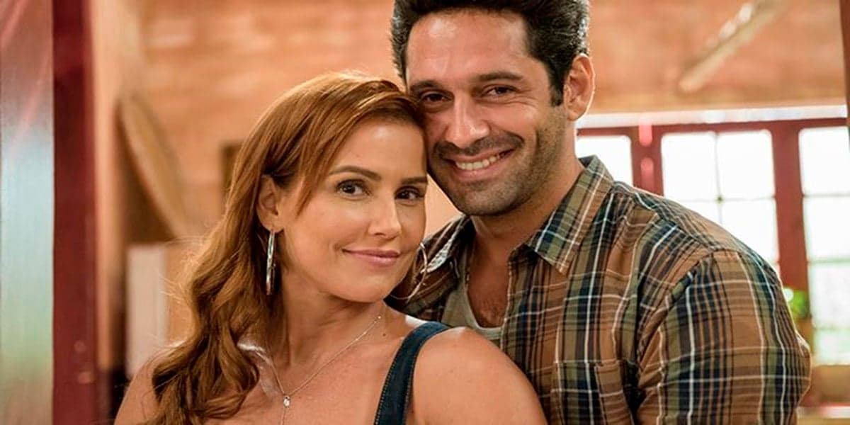 João Baldasserini dá vida ao caipira Zézinho na novela "Salve-Se Quem Puder", onde faz parte romântico com a musa Deborah Secco (Foto: Reprodução / TV Globo)