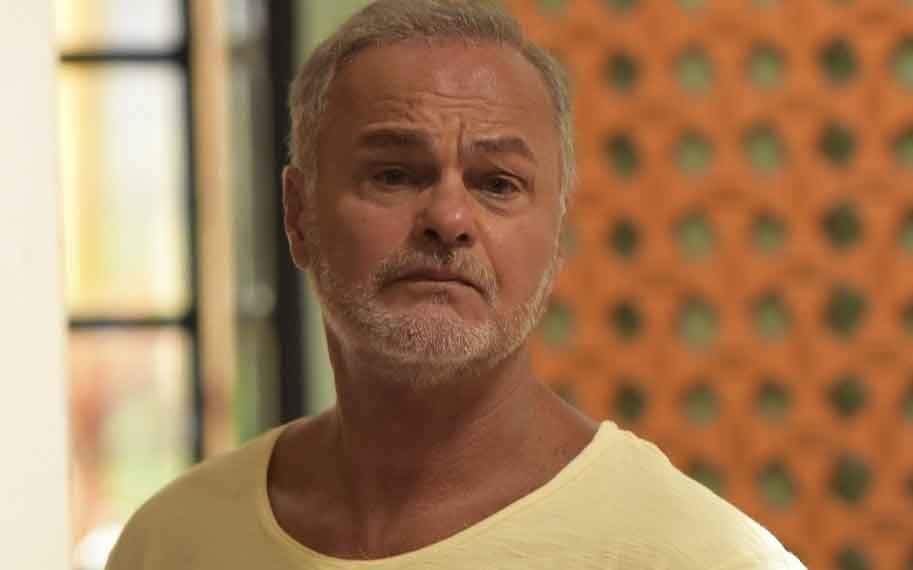 É assim que Kadu Moliterno vive aos 70 anos de idade, afastado da TV e sem oportunidade de emprego