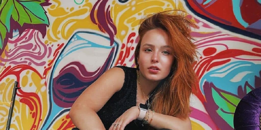 Larissa Manoela sofre com quadro grave de doença na cabeça e sai de casa, diz jornalista