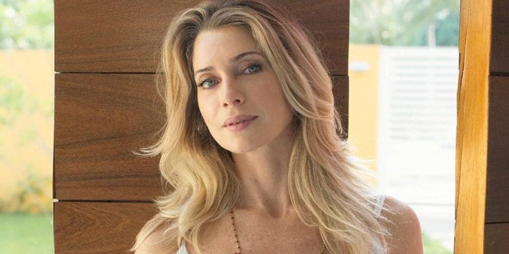 Letícia Spiller tira a roupa e surge nua em foto em meio à natureza: "Absurdo"
