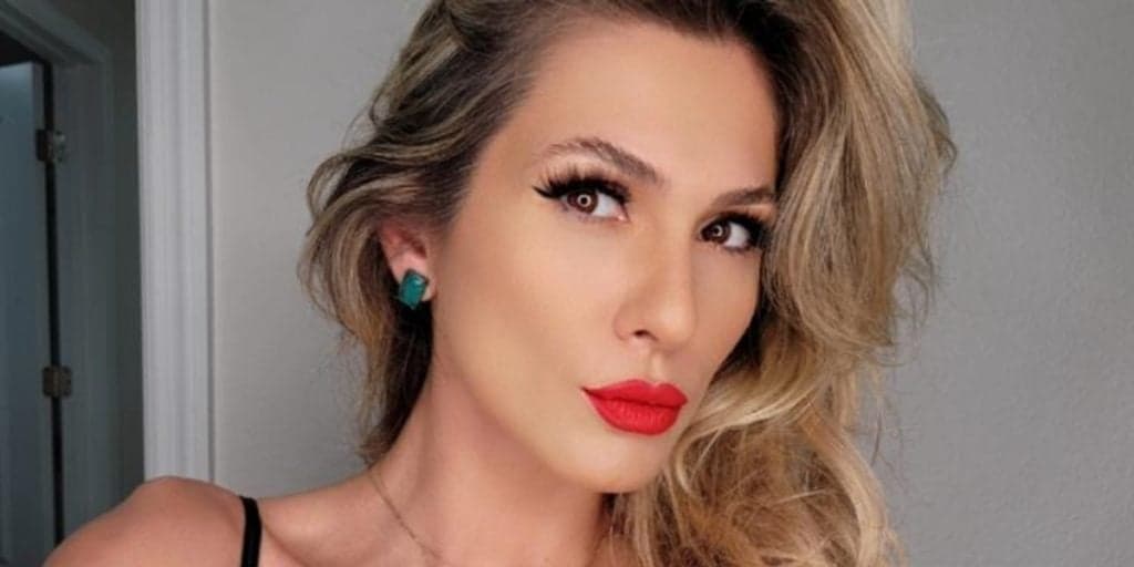 Lívia Andrade, com parte íntima explodindo e de quatro, senta gostoso e vibra de prazer: "Liberar"