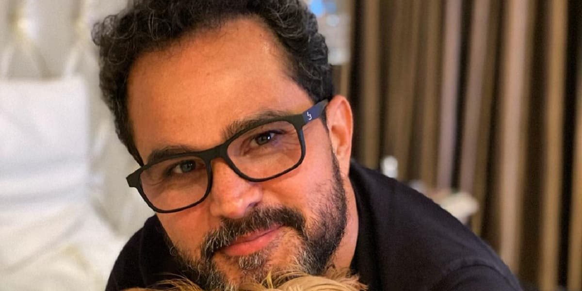 Luciano Camargo assume e aparece abraçado com rapaz em público (Foto: Reprodução/Instagram)