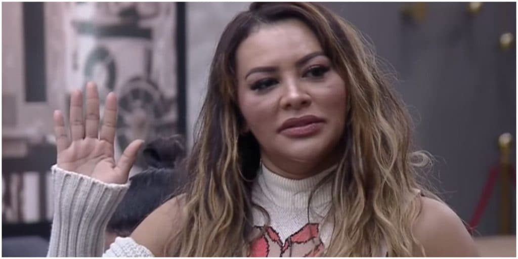 Márcia Fellipe lambe carne, dá pra colegas comerem sem saber e revolta no Power Couple: "Nojenta"