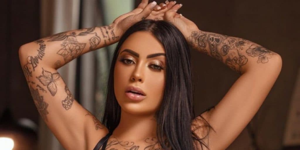 Mirella surge com calcinha no limite, joga raba em cima da câmera e genital enorme explode: "Partido"