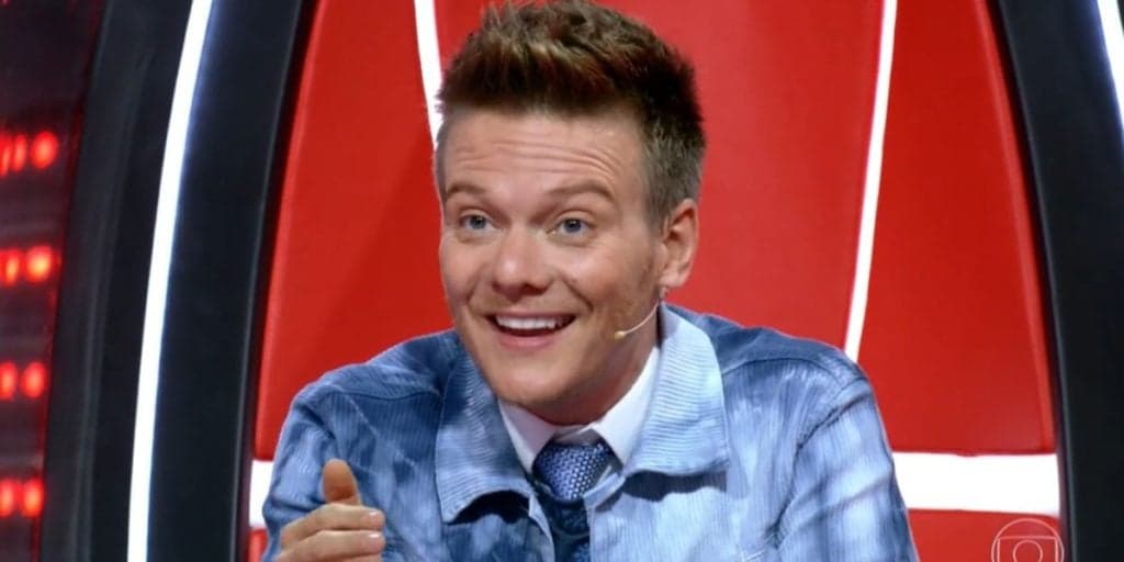 Michel Teló larga cadeira do The Voice e sai correndo nos bastidores da Globo atrás de homem