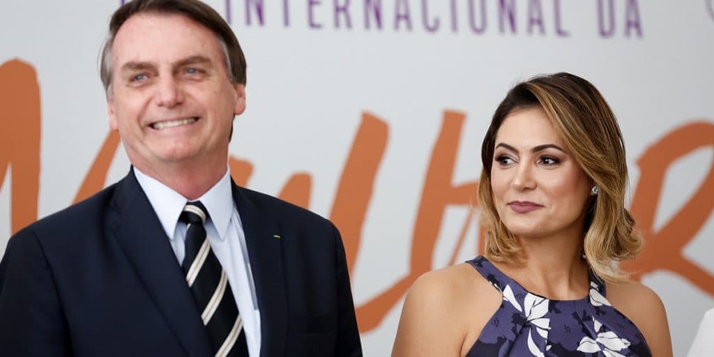 Michelle Bolsonaro faz anúncio oficial sobre casamento com presidente e expõe: "Broxa"