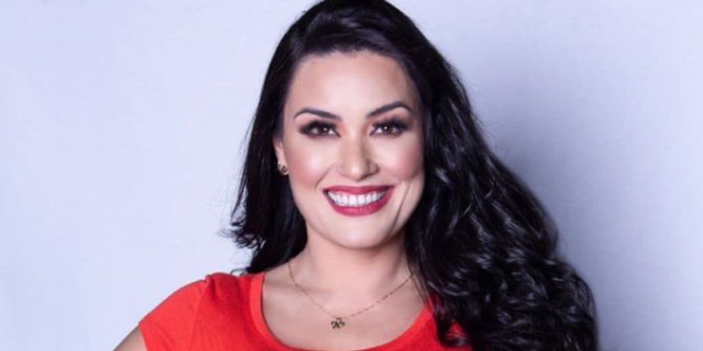 Milene Pavorô escandalizada com vestido decotado