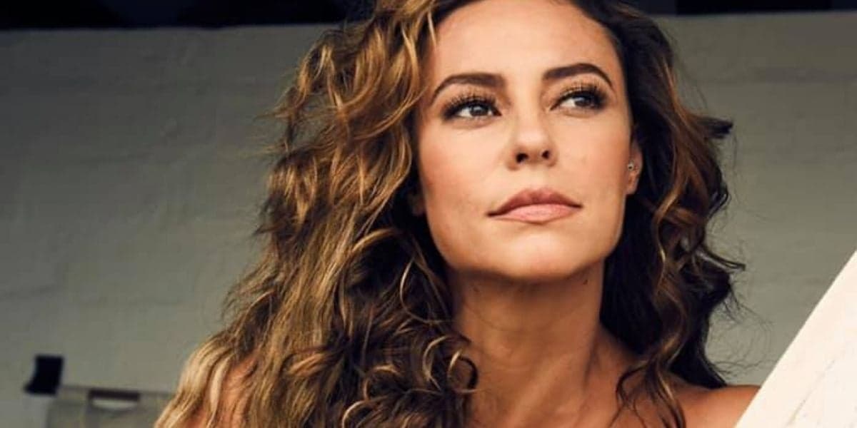 Paolla Oliveira surge de bruços, escandaliza com roupa arrancada e entrega parte íntima: "Que delícia" Paolla Oliveira surge de bruços, escandaliza com roupa arrancada e entrega parte íntima: "Que delícia"
