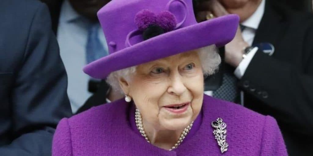 Urgente! Rainha Elizabeth II, aos 95 anos, é internada às pressas e estado de saúde é exposto: "Alguns dias"