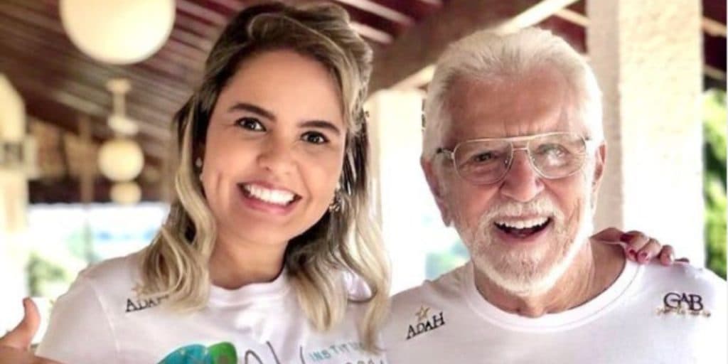 Esposa de Carlos Alberto ​levanta as pernas e deixa parte de baixo à mostra: "Assanhada