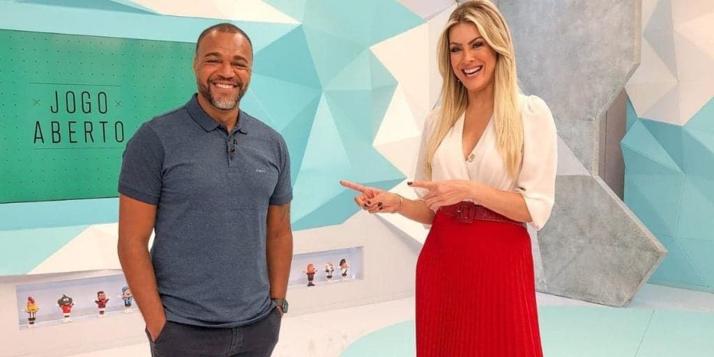 "Isso é só com o Denílson", Renata Fan expõe intimidades com comentarista no Jogo Aberto e assume: "Eu gosto"