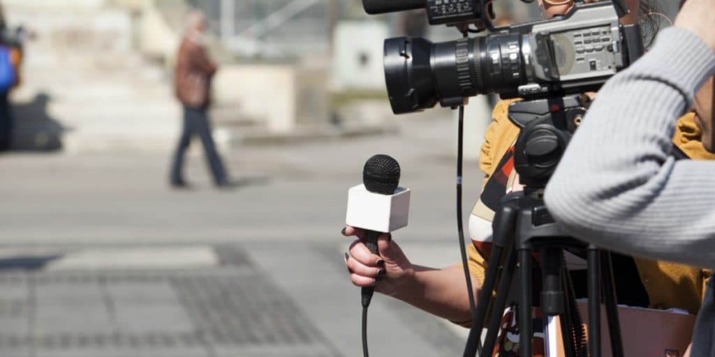 Repórter perde a sanidade, faz sexo ao vivo durante reportagem e explode: "Ultrapassei os limites"