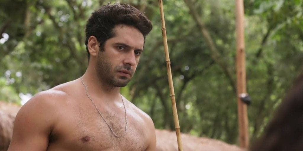 Zézinho, da novela “Salve-Se Quem Puder”, se assume após vídeo íntimo e declara diante do público: “Um homem”