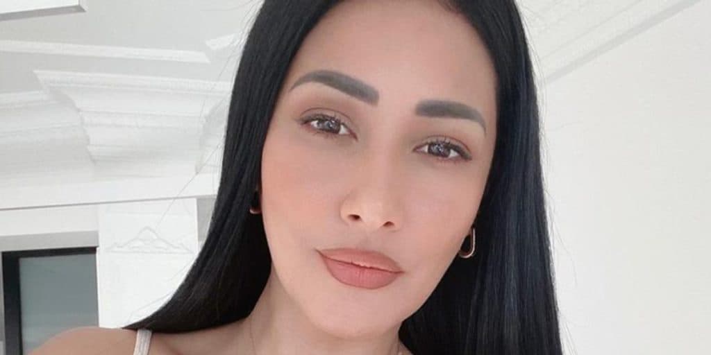 Simaria escandaliza, deixa capô atolado em peça íntima e tamanho absurdo assusta: "Inchado"