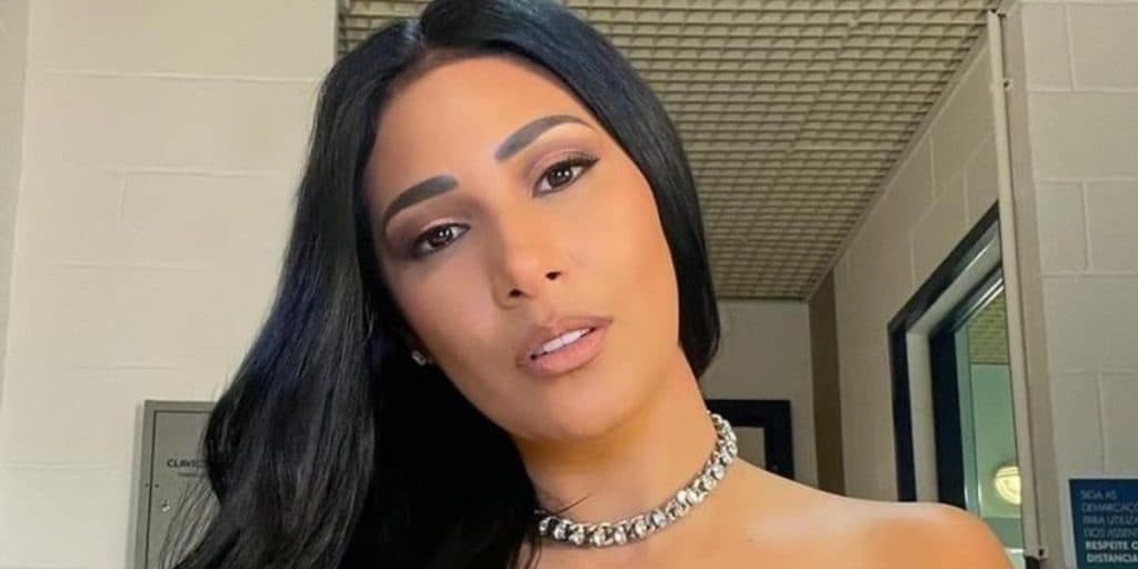 Simaria arranca parte de cima, coloca seios pra jogo e tamanho absurdo assusta: "GG"
