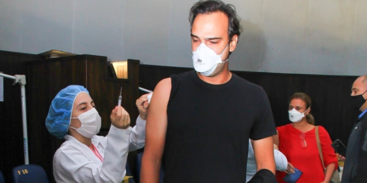 Tadeu Schmidt sendo vacinado contra a Covid-19 (Foto: Fabricio Pioyani/AgNews/)