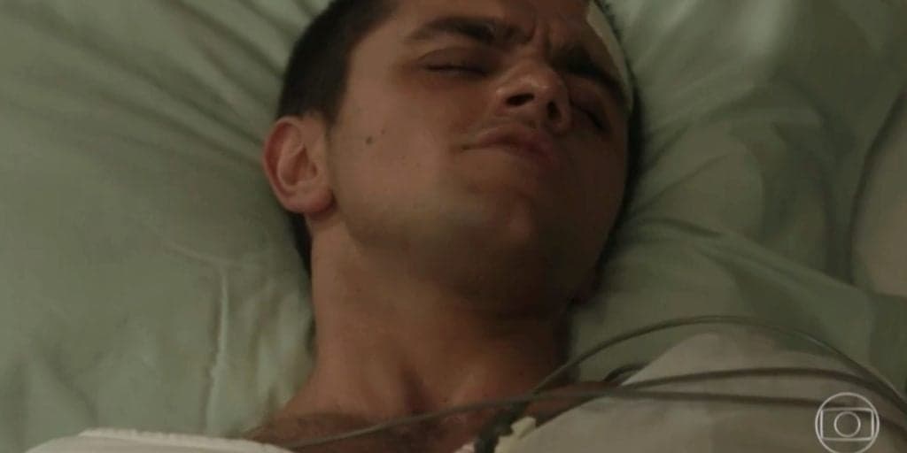 Salve-se Quem Puder - Téo surta de ódio com Helena ao ficar paraplégico e ser proibido de ver Luna: "Sai daqui!"