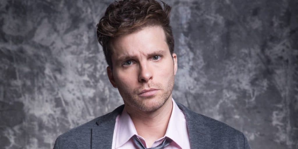 Thiago Fragoso relembra beijo gay em novela