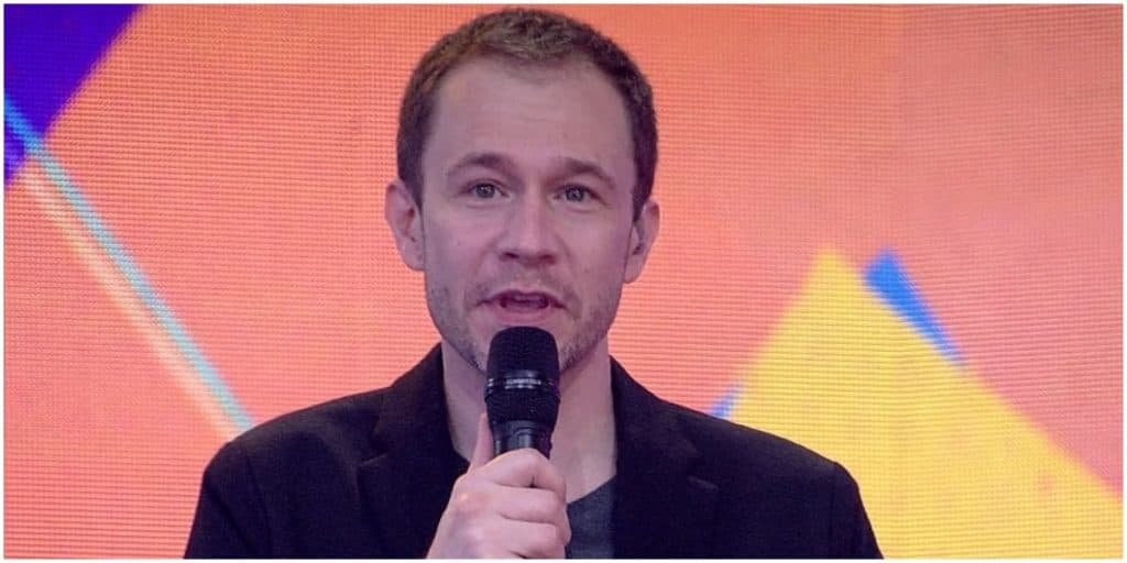 Globo choca com nova mudança e corta Tiago Leifert aos domingos após o escalar para substituir Faustão