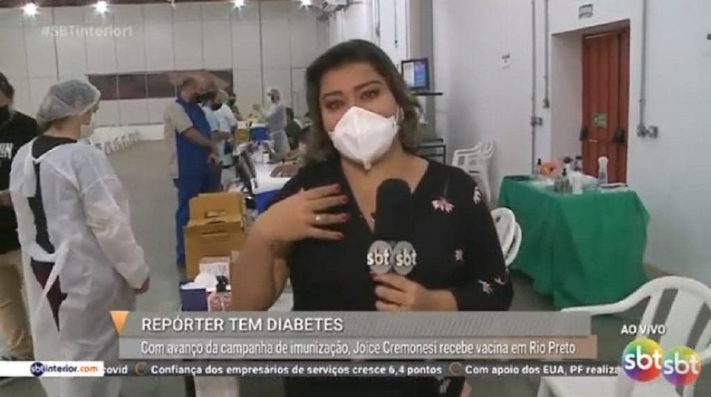 Jornalista do SBT quebra o protocolo e desaba em choro ao vivo: "Desculpa"
