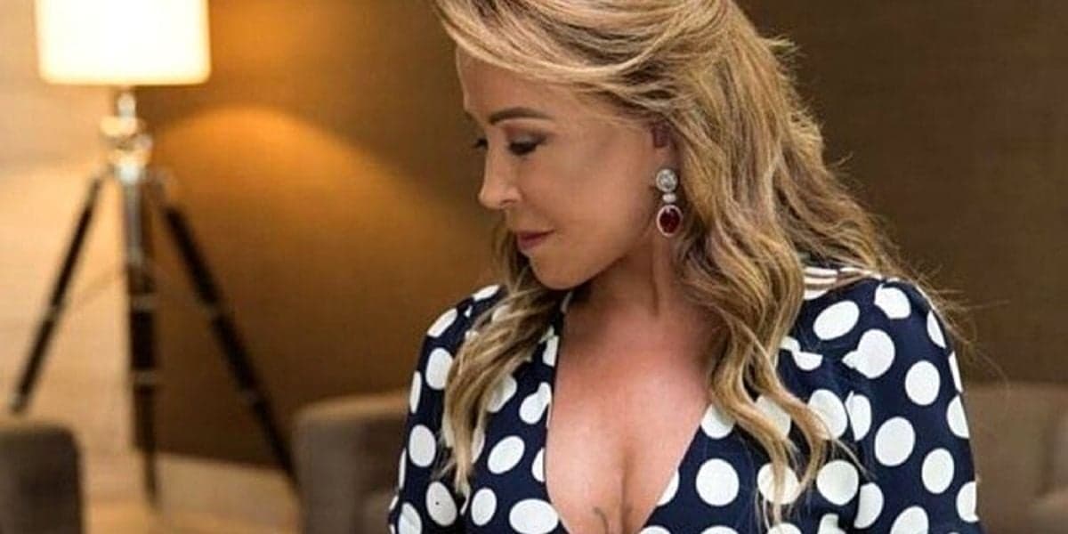 Zilu é flagrada nua em cima de mesa, com mãos pra trás e escandaliza aos 63: “Gostosa” Zilu é flagrada nua em cima de mesa, com mãos pra trás e escandaliza aos 63: “Gostosa”