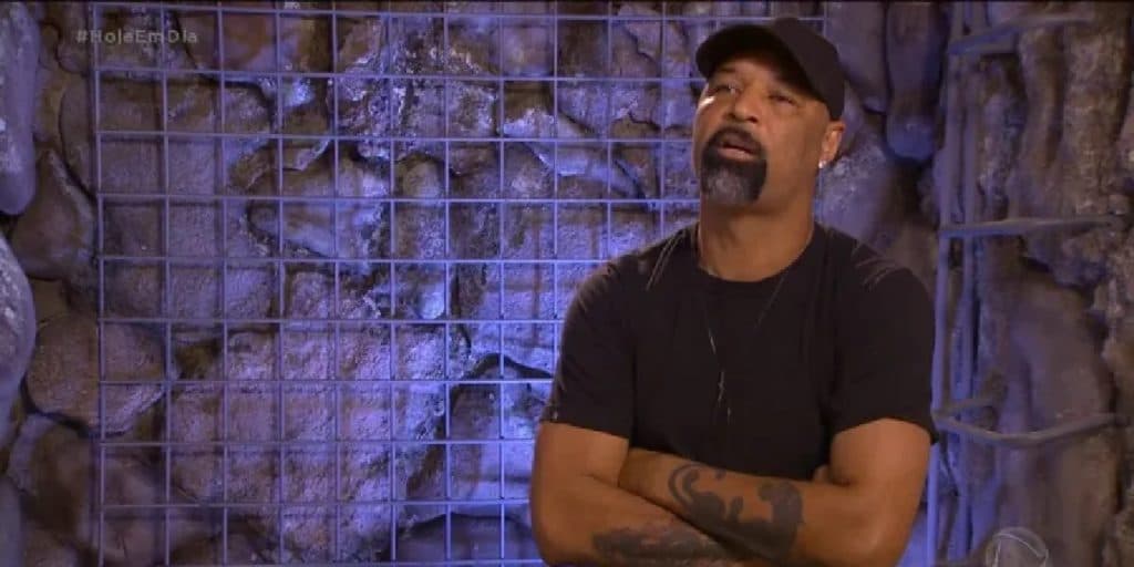 Em A Ilha Record, Dinei fica sozinho no exílio e ameaça sair do reality: "Não vou aguentar"