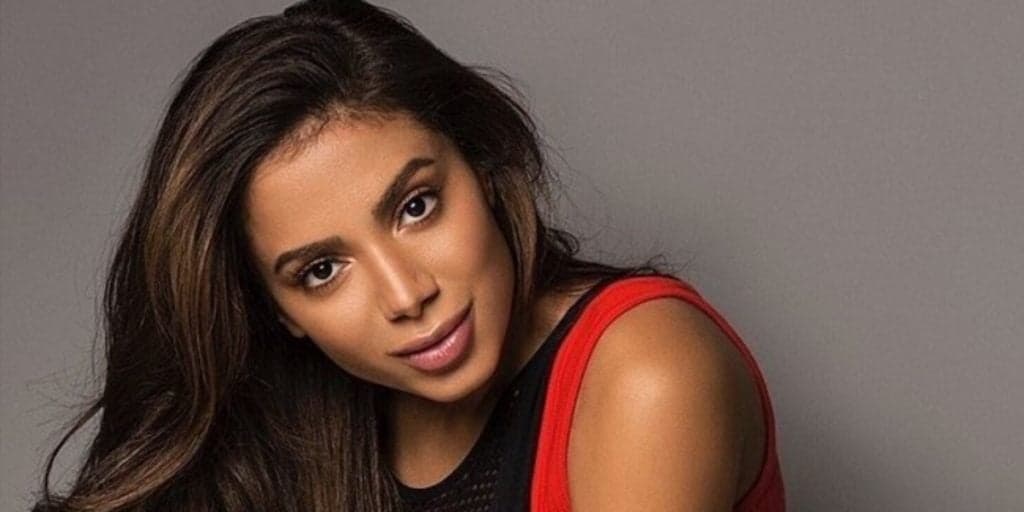 Anitta fica toda aberta na praia, com calcinha à mostra e seios gigantes roubando à cena