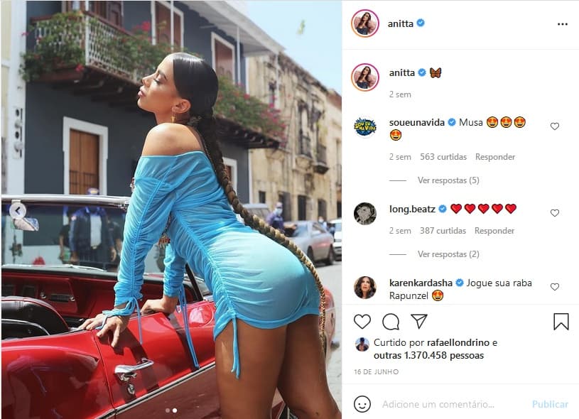 Anitta se apoiando em carro (Imagem: Reprodução)